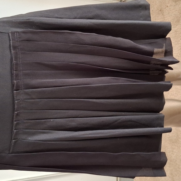 Vintage pleated mini skirt with hip yoke. Back invisible zipper. - Picture 3 of 4